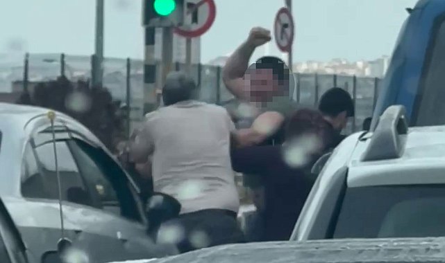 Pendik'te yol verme kavgası: Tekmeler, yumruklar havada uçuştu