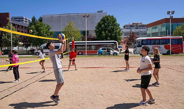 plaj voleybolu kursu yoğun katılımla başladı