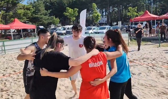 Plaj Voleybolu Turnuvası'nın şampiyonu 'Kumdan Kale' isimli takım oldu