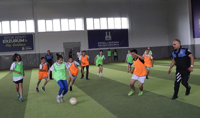 Polis Erzurum'da çocuklarla futbol oynadı, evleri ziyaret etti
