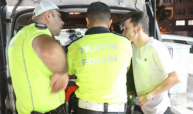 Polis, "Araç sahibi kim?" dedi, ehliyetsiz sürücü telefon uzattı