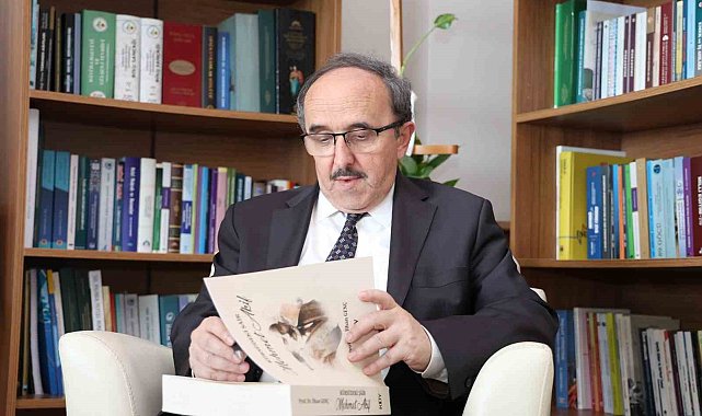 Prof. Dr. Genç kaleme aldı "Kürsüdeki Şair: Mehmet Akif"