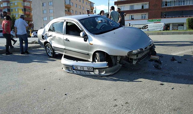 Refüje çarpan otomobilin sürücüsü yaralandı