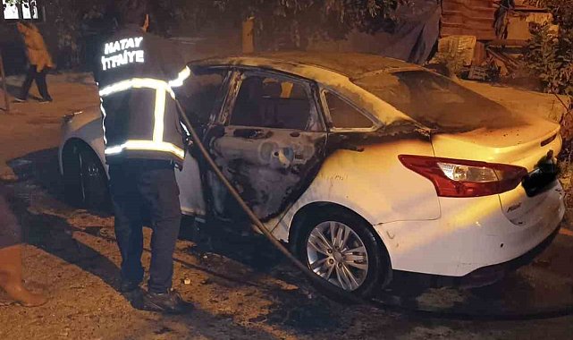 Reyhanlı'da yanan otomobil kullanılmaz hale geldi