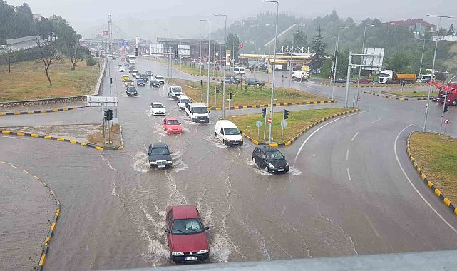 Rüzgar fidanları devirdi, sağanak yolları göle çevirdi