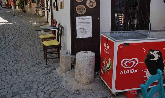 Sadaka taşına değersiz madeni para ve çöp atılmasına esnaf tepki gösterdi