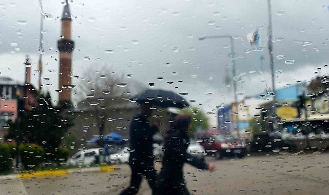 Sağanak yağış Bayburt'ta sele neden oldu