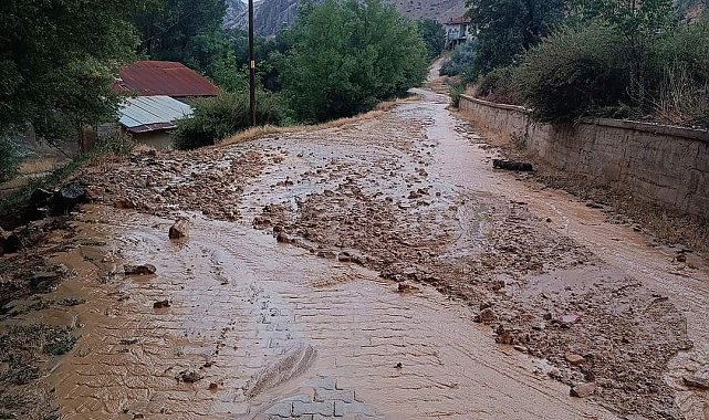 Sağanak yağış sele neden oldu