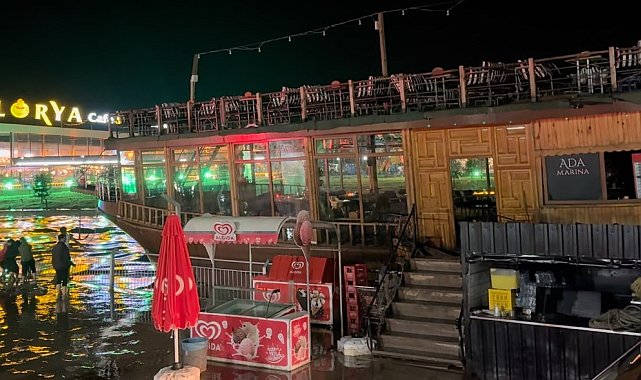 Sağanak yağış tekneden dönüştürülen kafeyi sürükledi