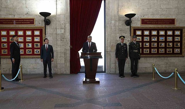 Sağlık Bakanı Memişoğlu'dan Anıtkabir'e ziyaret