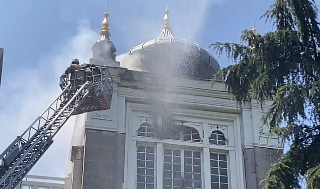 Sağlık Bilimleri Üniversitesi'nde tadilat çalışmaları esnasında yangın meydana geldi. İtfaiye ekiplerinin yangına müdahalesi sürüyor.