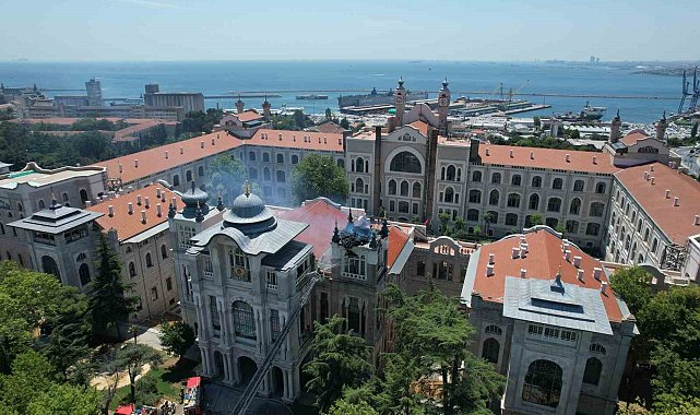 Sağlık Bilimleri Üniversitesi'nin çatısında çıkan yangın havadan görüntülendi