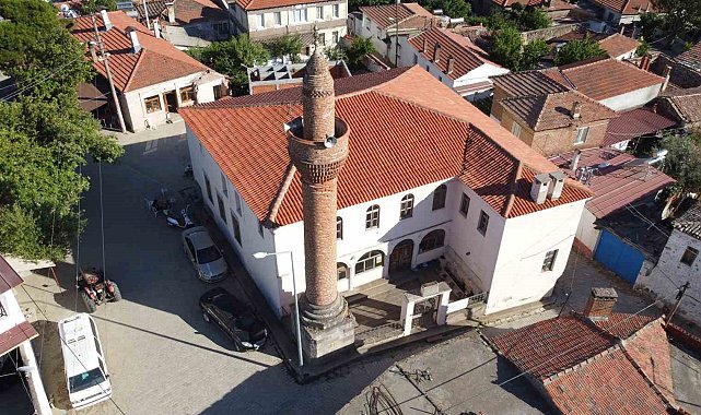 Şahinler Camisi, tavan ve duvar süslemeleri ile dikkatleri çekiyor
