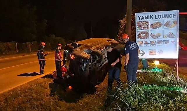 Sakarya'da turistleri gezdiren minibüs kanala devrildi: 1 yaralı