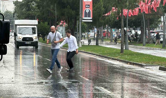 Sakarya'da yağmura hazırlıksız yakalananlar ıslanmaktan kaçamadı