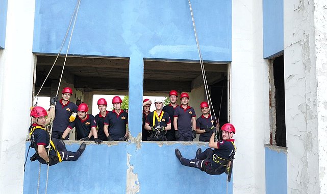 Sakaryalılar yangına müdahaleyi itfaiye erlerinden öğreniyor