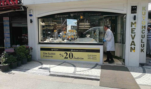 Sancaktepe'de kuyumcuda silahlı soygun: Kuyumcuyu vurup, altınları çaldılar
