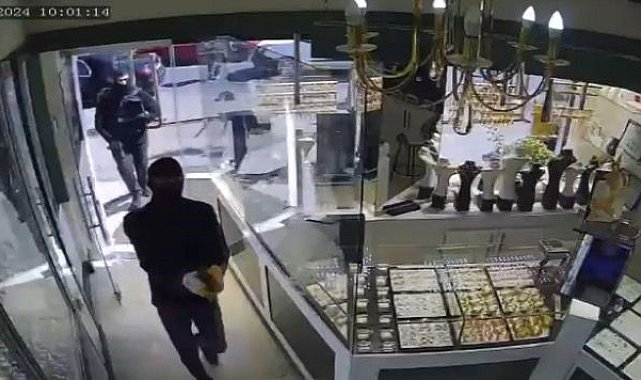 Sancaktepe'de kuyumcudaki silahlı soygun anları kamerada