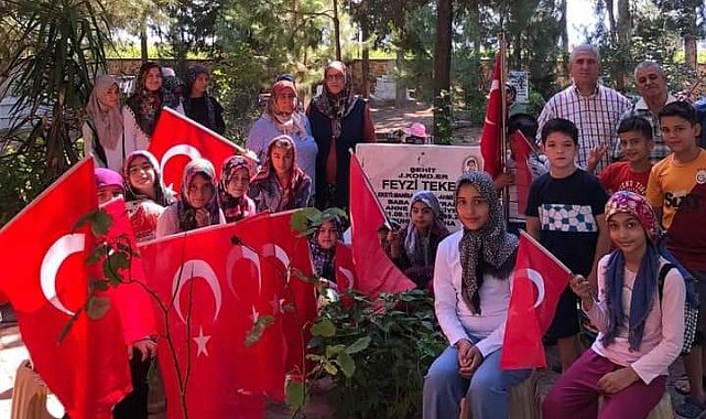 Sarıgöl'de Kur'an kursu öğrencileri şehit mezarında dua etti