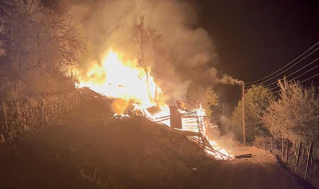 Şavşat'ta 2 katlı evde yangın çıktı: 1 yaralı