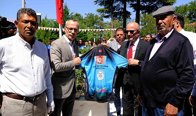 Şehit Ömer Halisdemir'in anısına 950 kilometre pedal çevirdiler