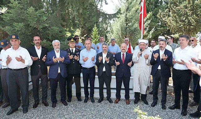 Şehitlerin kabrine karanfil bırakıldı