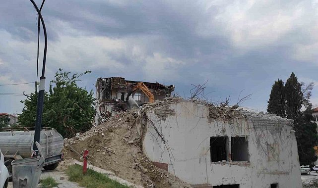 Selendi'de 46 yıllık hükümet konağı yıkılıyor