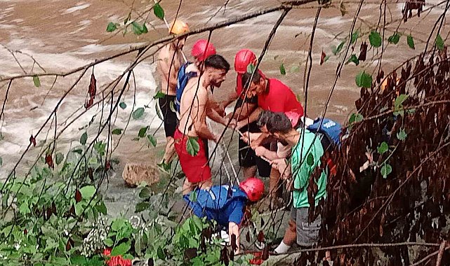 Serinlemek için girdikleri derede su seviyesi yükselince kayalar üzerinde mahsur kaldılar