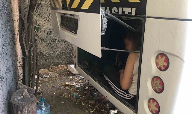 Servis şoförünü şoke eden görüntü: Bir kadın minibüsün bagajına girdi