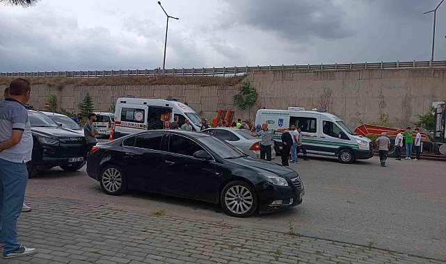 Seyahat halindeyken fırlayan tır tekerleği can aldı