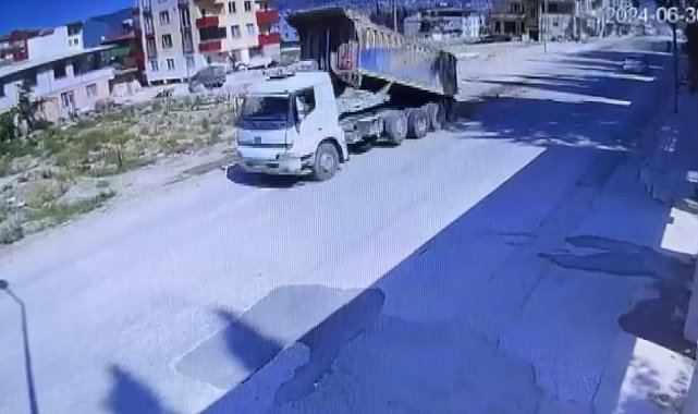 Seyir halinde damperini açan kamyon, 200 metre boyunca yola toprak döktü o anlar kamerada