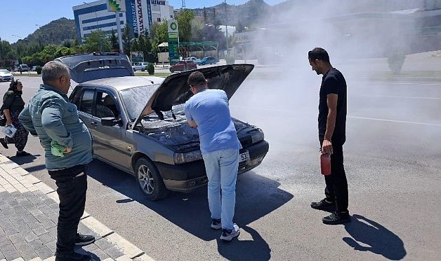 Seyir halindeki araçta çıkan yangın paniğe neden oldu