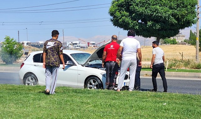 Seyir halindeki otomobil alev aldı