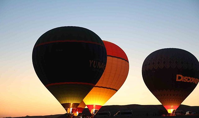 Sıcak hava balonları 15 Temmuz'da Türk bayrağı ve pankartlarla havalandı