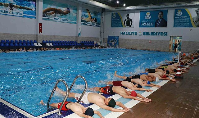 Sıcaktan bunalan çocuklar belediye havuzlarında serinliyor