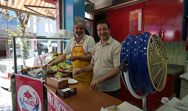 Sıcaktan bunalan esnaf türkü söyleyerek serinlemeye çalışıyor