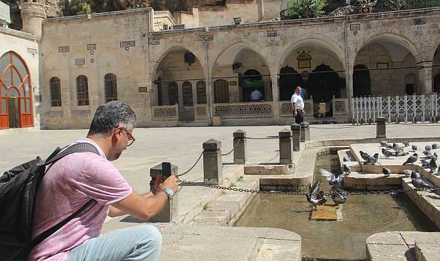 Sıcaktan bunalan güvercinler Balıklıgöl suyunda serinledi