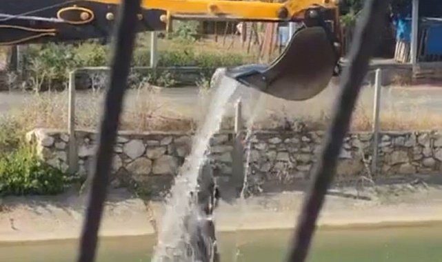 Sıcaktan bunalan vatandaşın imdadına kepçe operatörü yetişti