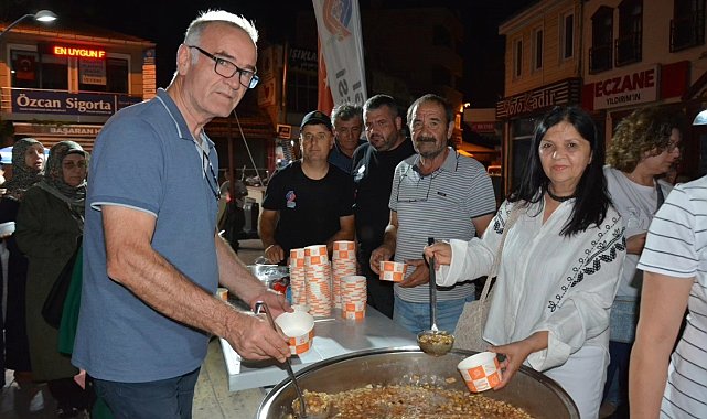 Sındırgı'da yüzlerce kişiye aşure dağıtıldı