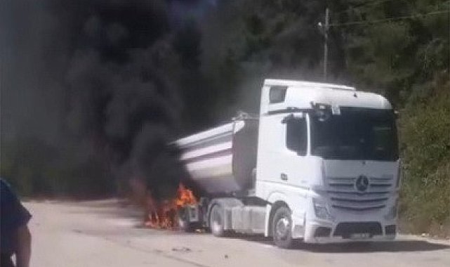 Sinop'ta hafriyat yüklü kamyon alev aldı