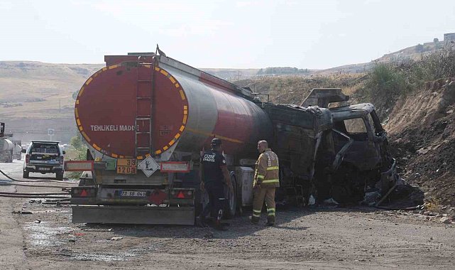 Şırnak'ta karşı şeride geçen hafriyat kamyonu tır ile çarpıştı: 1 ölü, 1 yaralı