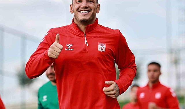 Sivasspor'da Rey Manaj kamptan ayrıldı