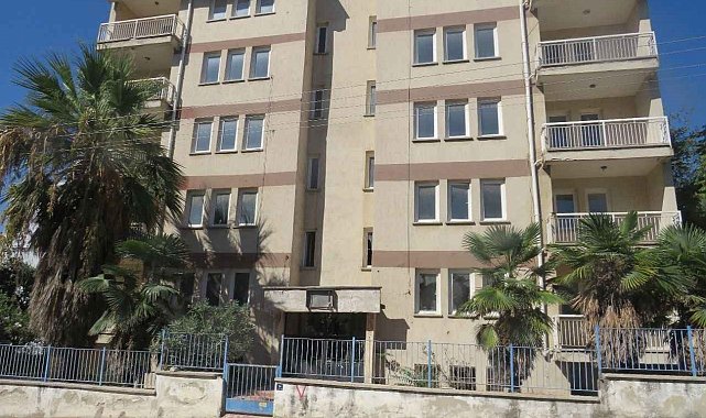 Söke'de uzun süredir atıl olan polis lojmanları yıkılıyor