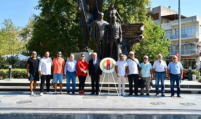 Sökeli Gazeteciler 24 Temmuz nedeniyle çelenk sundu