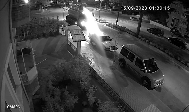 Su tankeri ağaçlar yerine suladığı otomobili pert etti: O anlar kamerada