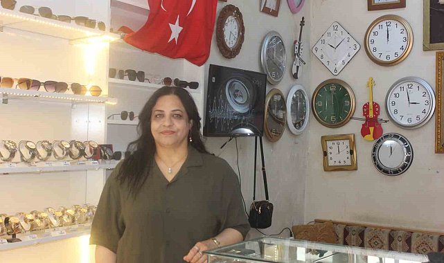 Şükran Usta, 15 yıldır saat tamirciliği yapıyor