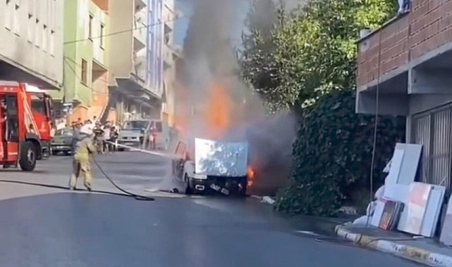 Sultanbeyli'de otomobil alev alev yandı