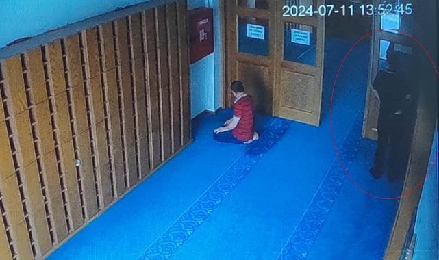 Sultangazi'de camiden çaldığı ayakkabıyı pantolonunun içine saklayan hırsız kamerada