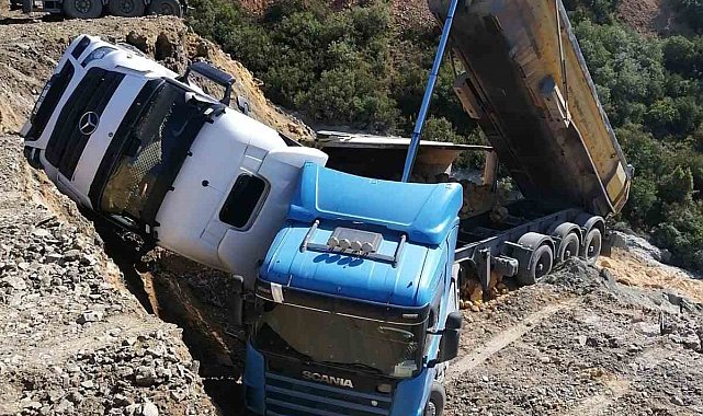 Sultangazi'de döküm sahasında faciadan dönüldü: 3 hafriyat kamyonu boşluğa düştü,