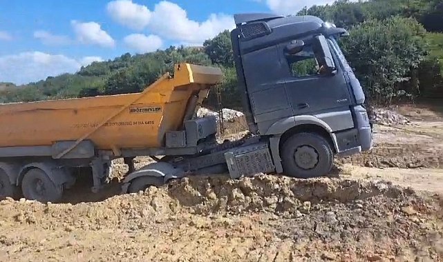 Sultangazi'de döküm sahasında tekrar toprak kaydı, hafriyat kamyonu asılı kaldı